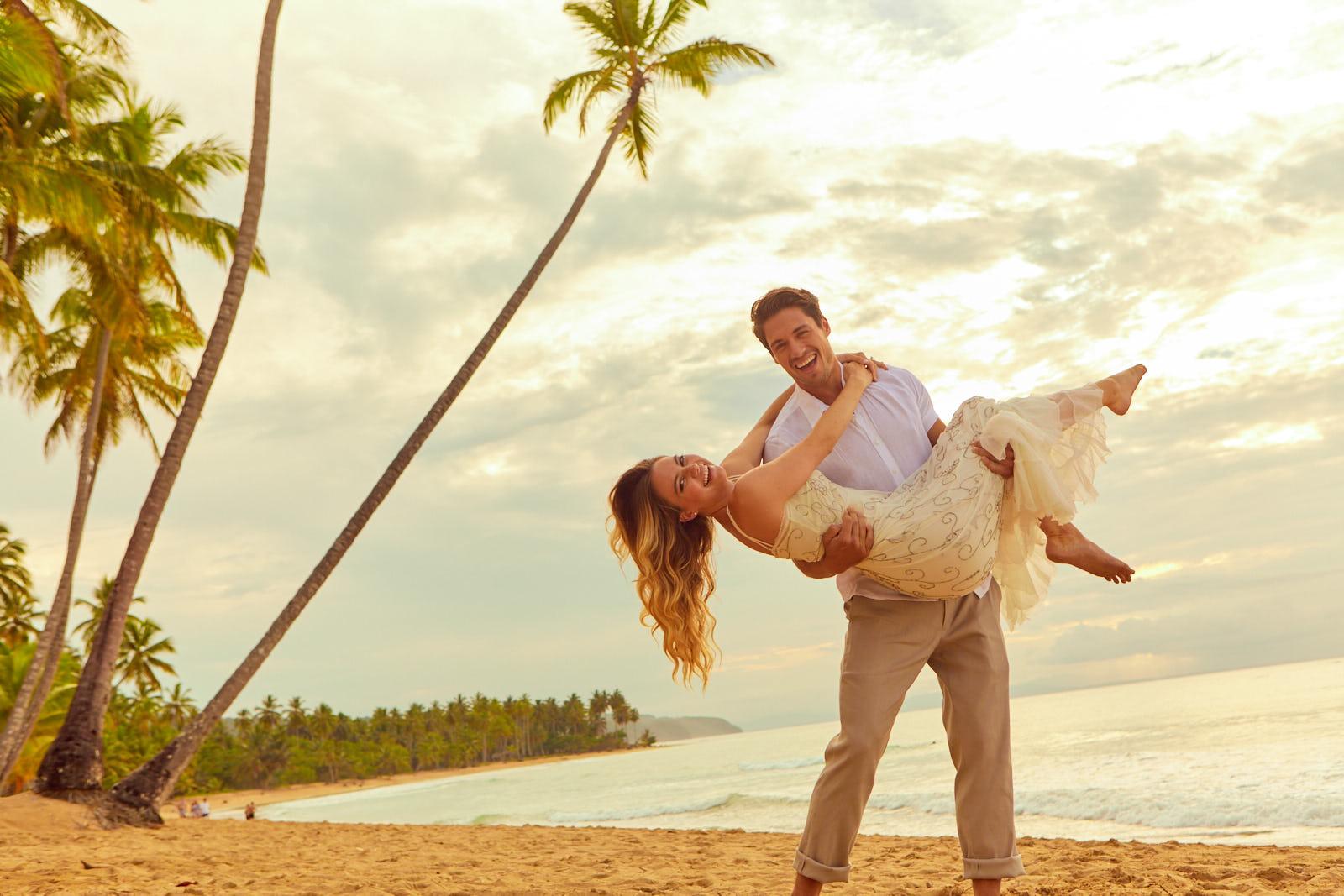 비바 윈덤 V 사마나 - 올 인클루시브, 성인 전용 라스테레나스 외부 사진 A newlywed couple on the beach at Hard Rock Hotel & Casino Punta Cana