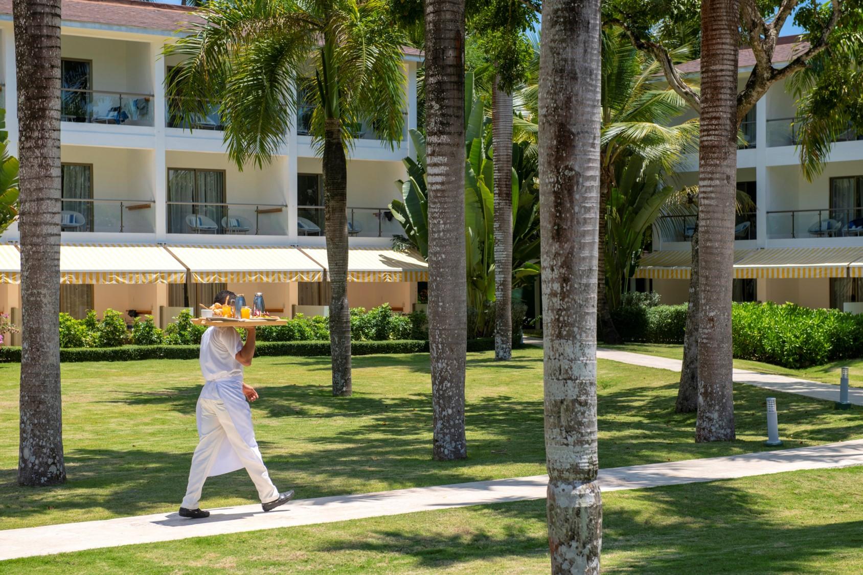 비바 윈덤 V 사마나 - 올 인클루시브, 성인 전용 라스테레나스 외부 사진 A butler at the Four Seasons Resort Punta Cana