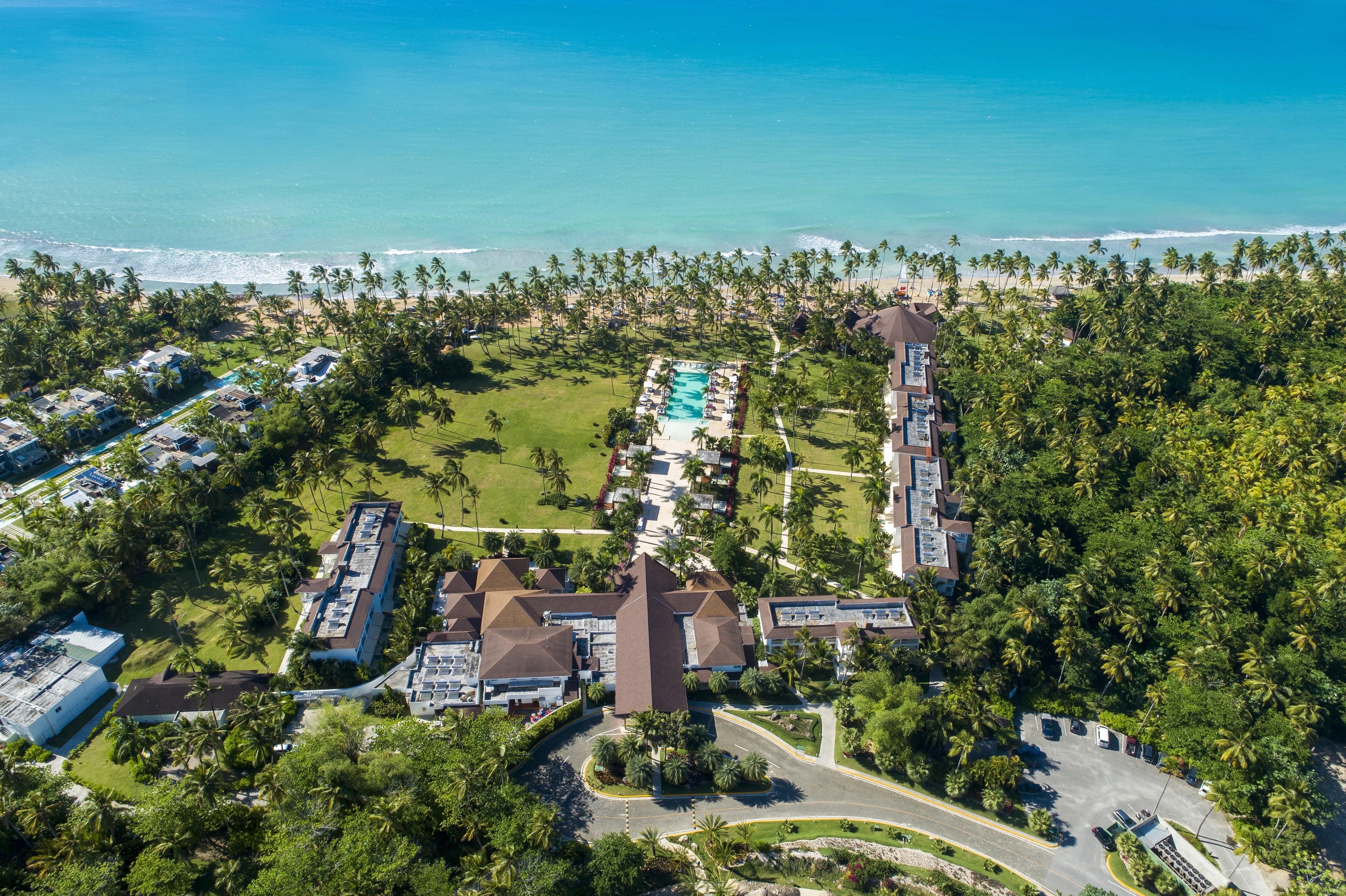 비바 윈덤 V 사마나 - 올 인클루시브, 성인 전용 라스테레나스 외부 사진 Aerial view of the resort