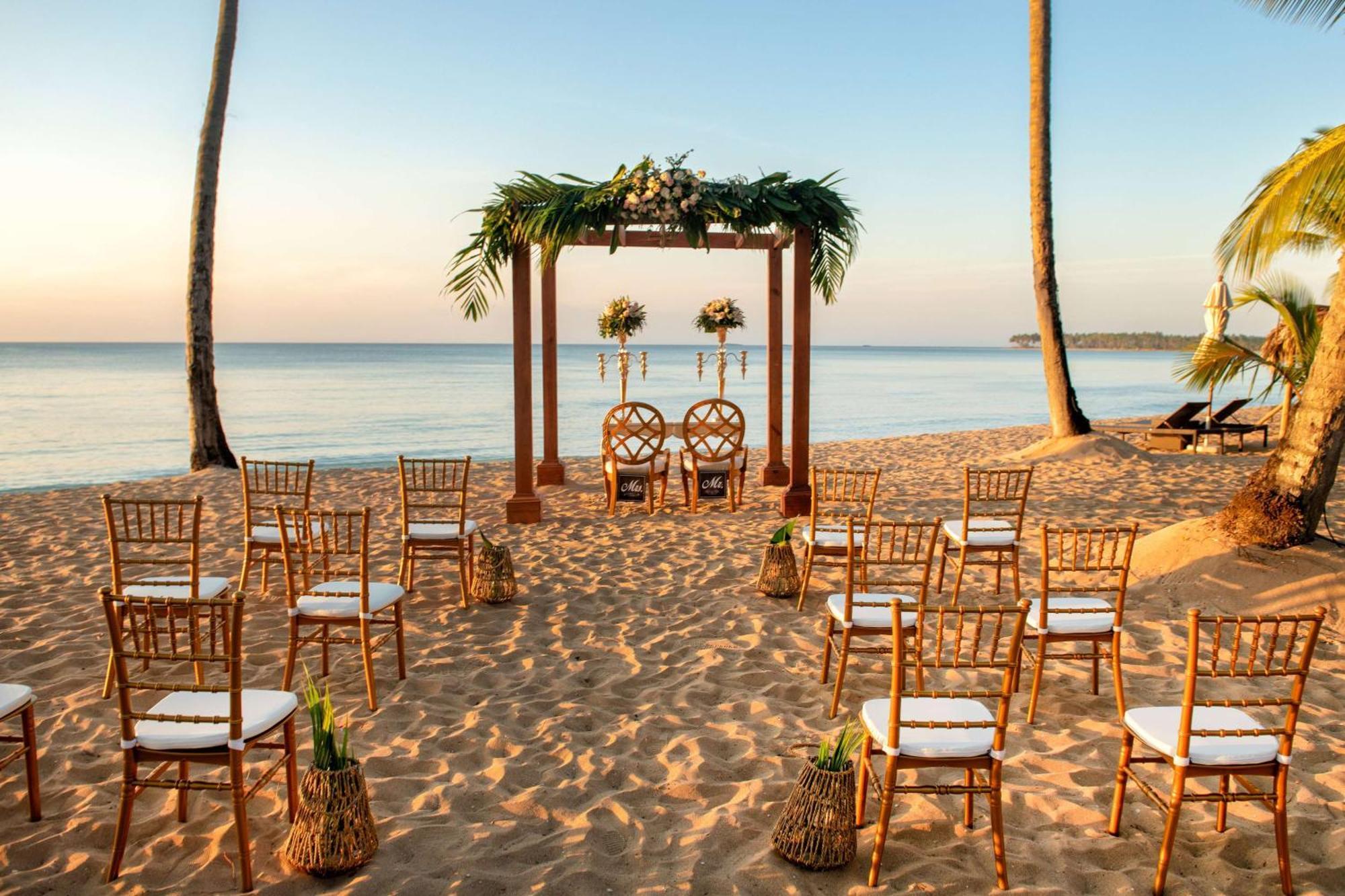 비바 윈덤 V 사마나 - 올 인클루시브, 성인 전용 라스테레나스 외부 사진 A beach wedding